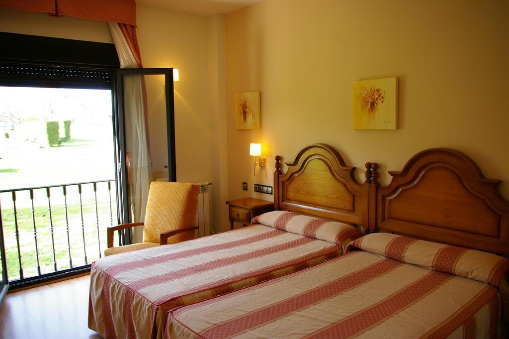 Hotel Cristina Нореньа Экстерьер фото