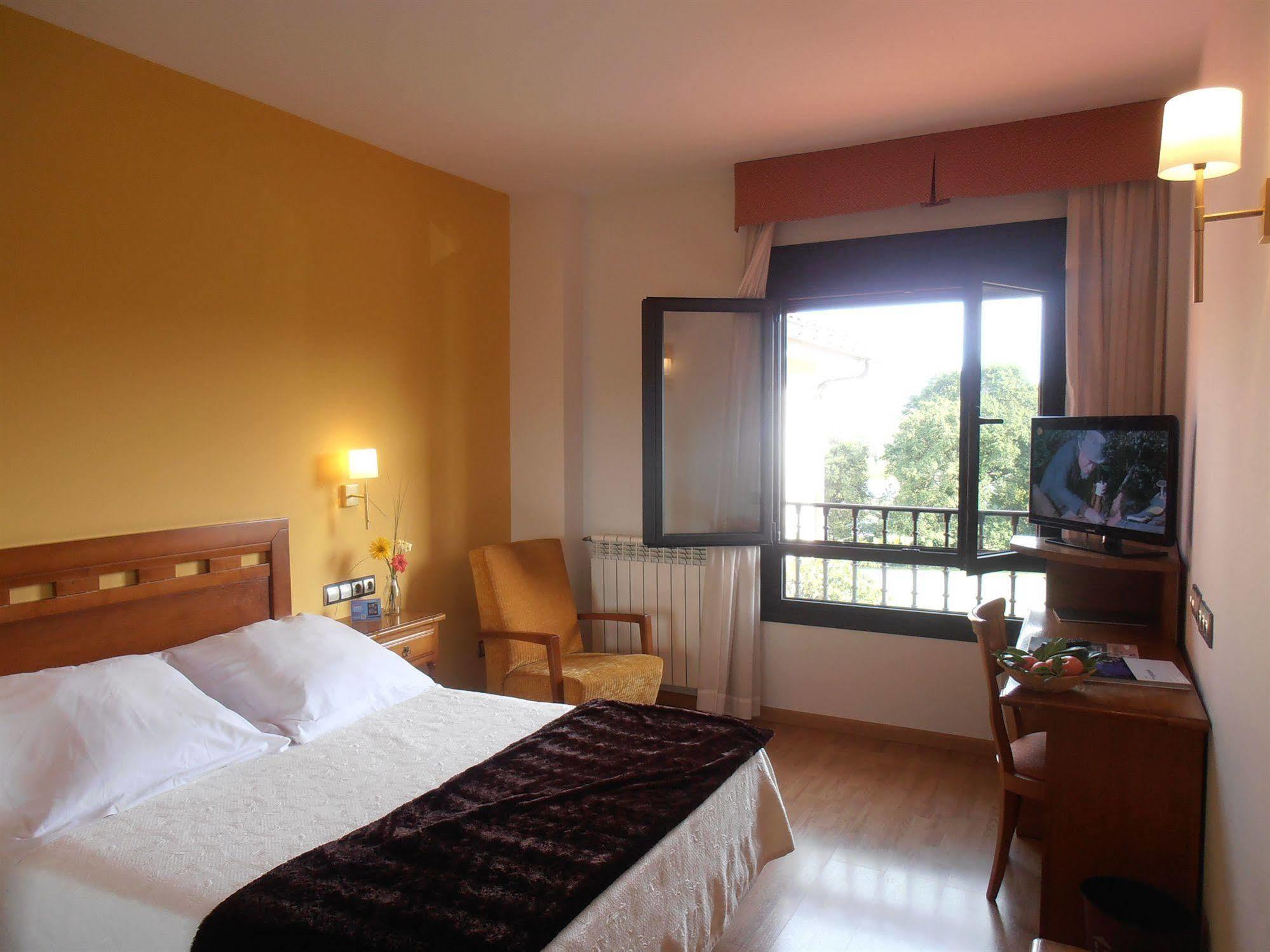 Hotel Cristina Нореньа Экстерьер фото